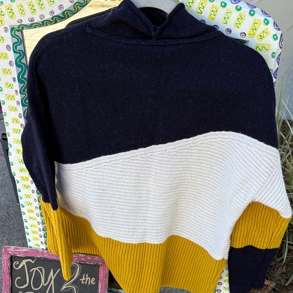 Colorblock Turtleneck Sweater - Picture 5 of 8
